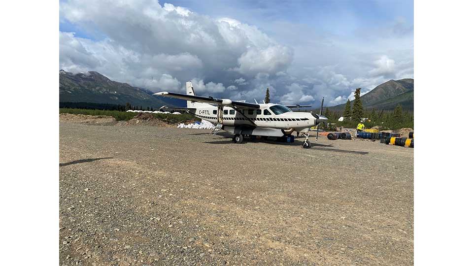 Eines von mehreren kleinen Flugzeugen, die benötigt werden, um das abgelegene Valley-Vorkommen von Snowline zu besuchen